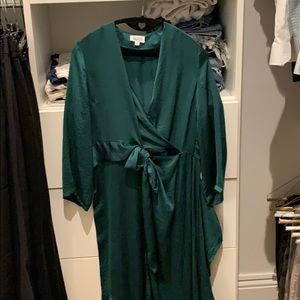 Long sleeve green v neck silky dress